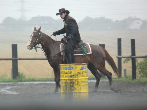 Westernové disciplíny se u příležitosti Bubla City Western Show většinou odehrávaly za vydatného deště. Koňům ani jezdcům počasí nečinilo žádné potíže.<br/>                    
FOTO: ILONA MAZALOVÁ
