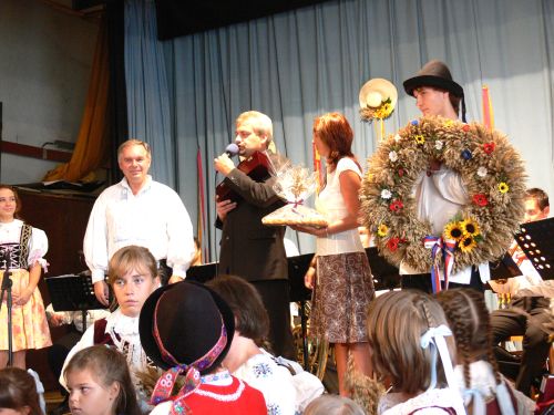 Dožínkový věnec už po šestnácté vyráběl Závišičan Zdeněk Both. Prozatím se mu nepodařilo sehnat nástupce, kterému by své umění předal.<br/>                                                        
FOTO: Ilona MAZALOVÁ
