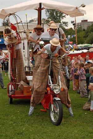 Představení  divadla Kvelb, které se odehrávalo mimo jiné na obří tříkolce vzbudilo v sobotu odpoledne v centru města velké pozdvižení. Bavili se děti stejně jako dospělí.<br/>               
FOTO: DAVID MACHÁČEK
