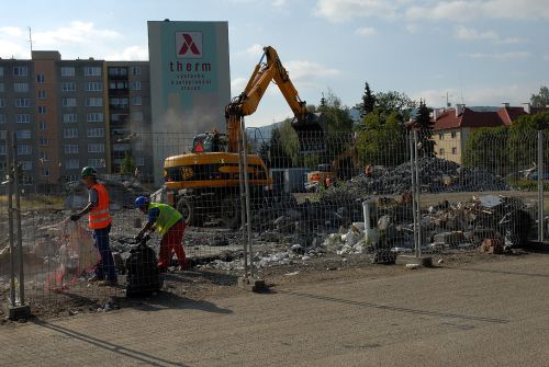 Na prostranství u výjezdu na Závišice zatím pracují demoliční čety, už brzy je ale vystřídají stavební dělníci.<br/>                                    
FOTO: DAVID MACHÁČEK

