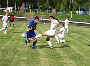 Kopřivničtí fotbalisté (v bílém) minulý týden ve středu ukončili svou letošní pohárovou pouť, když na domácím hřišti podlehli Veřovicím 2:5.<br/>                                   
FOTO: ONDŘEJ ZAPLETAL
