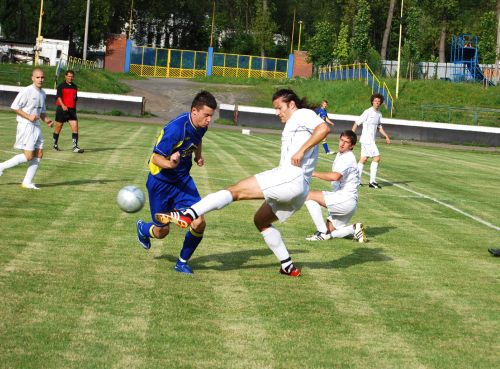 Kopřivničtí fotbalisté (v bílém) minulý týden ve středu ukončili svou letošní pohárovou pouť, když na domácím hřišti podlehli Veřovicím 2:5.<br/>                                   
FOTO: ONDŘEJ ZAPLETAL
