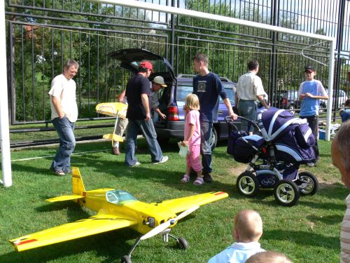 Kateřinické oslavy Dne obce hostily mimo jiné i plastikové modeláře, kteří divákům předváděli letecké dovednosti svých modelů.<br/>                                                                             
FOTO: ILONA MAZALOVÁ
