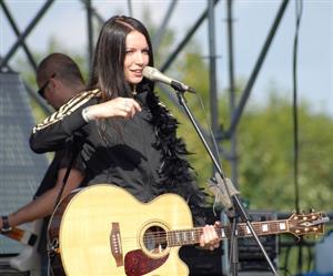 Zuzana Smatanová byly letos jediným zástupcem slovenské hudební scény na Tatrafestu. Vystupovala v brzkém odpoledni a dokázala, že kromě svého hlasu ovládá i kytaru.