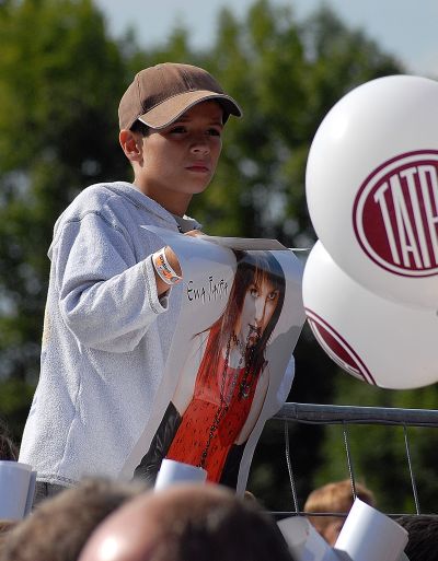 Fanoušek Ewy Farné čeká nad hlavami ostatních návštěvníků Tatrafestu na podpis mladé zpěvačky. Více o monstrózním festivalu na polygonu čtěte na straně 4.<br/>                         
FOTO: DAVID MACHÁČEK
