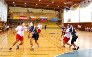 Karel Hanzelka (u míče) bude i v letošní sezoně na postu spojky hájit barvy kopřivnického házenkářského klubu.<br/>                                                        
FOTO: ONDŘEJ ZAPLETAL
