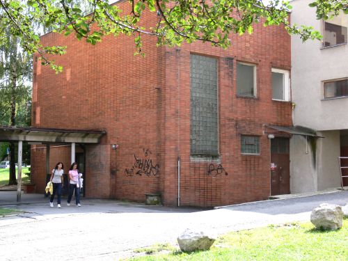 Budova někdejší kopřivnické pošty je už od loňska prázdná. Město původně hledalo pro objekt kupce, nyní ho chce pronajmout.<br/>                                                                    
FOTO: ILONA MAZALOVÁ
