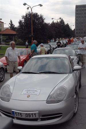 Asi tři desítky vozů Porsche byly minulou neděli k vidění na pěší zóně v centru Kopřivnice. Milovníci této značky se v Kopřivnici zastavili, aby si prohlédli zdejší Technické muzeum.     <br/>FOTO: D. MACHÁČEK