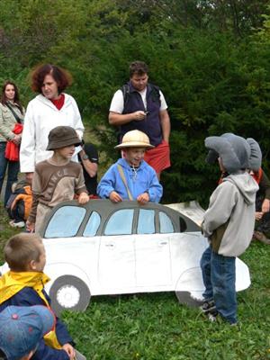 K projektu Africká kultura v Kopřivnici patřila i pohádka O nemocném slůněti v podání dětí z Mateřské školy Ignáce Šustaly, která se odehrála v areálu Muzea Fojtství.<br/>                 
FOTO: ILONA MAZALOVÁ
