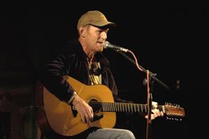 Neortodoxní písničkář Jiří Schmitzer bude bavit publikum v kopřivnickém klubu Nora už tuto sobotu večer.<br/>
FOTO: ARCHIV
