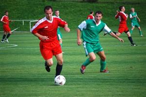 Jiří Krupa (vpravo) dal jedinou branku Štramberka v pohárovém utkání s Novým Jičínem. Lídr krajského přeboru vyhrál 5:1.<br/>
FOTO: JANA FEILHAUEROVÁ
