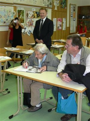 Dana Zátopková po prohlídce  základní školy podepsala spolu s ostatními olympioniky knihu, která je věnována životu a sportovním úspěchům jejího manžela.<br/>                               
FOTO: ILONA MAZALOVÁ
