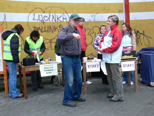 Účast na Pochodu všech generací negativně ovlivnilo počasí. Přesto se organizátorům podařila předat téměř stovka výtisků plánu rozvoje sociálních služeb k připomínkování.<br/>  
FOTO: ILONA MAZALOVÁ
