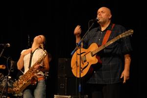 Frontman Michal Němec a zpěvačka a saxofonistka Anna Duchaňová koncertují před kopřivnickým publikem.<br/> 
FOTO: DAVID MACHÁČEK
