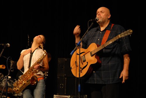 Frontman Michal Němec a zpěvačka a saxofonistka Anna Duchaňová koncertují před kopřivnickým publikem.<br/> 
FOTO: DAVID MACHÁČEK
