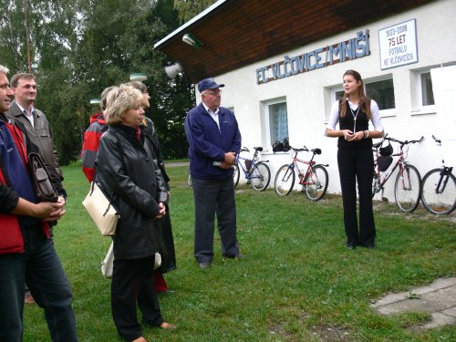 Setkání k dětskému hřišti ve Vlčovicích se zúčastnili zástupci města, místní komise a občanů. Nejpočetněji byli zastoupeni sportovci.<br/>                                                                               
FOTO: ILONA MAZALOVÁ
