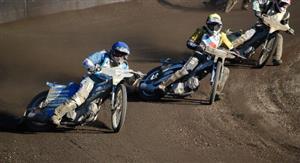 Richard Wolff (uprostřed) se v neděli stal vítězem volného závodu, který se v Kopřivnici jel jako vzpomínka na Michala Matulu, jenž loni zahynul na závodech v Polsku.<br/>            
FOTO: J. FEILHAUEROVÁ
