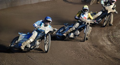 Richard Wolff (uprostřed) se v neděli stal vítězem volného závodu, který se v Kopřivnici jel jako vzpomínka na Michala Matulu, jenž loni zahynul na závodech v Polsku.<br/>            
FOTO: J. FEILHAUEROVÁ
