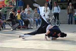 Nejen plány a vize radnice, ale také vystoupení tanečníků ze skupiny Bad Boys lákaly minulý týden před kulturní dům na Fórum zdravého města Kopřivnice.<br/>                                       
FOTO:DAVID MACHÁČEK
