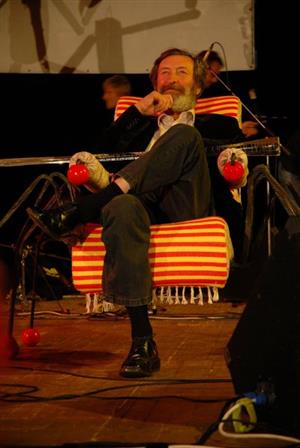 Z trůnu, který pro něj vyrobili studenti Sklářské střední školy ve Valašském Meziříčí, sledoval král Boleslav Polívka zábavu na večírku recesistů z Direktu.<br/>
FOTO: DAVID MACHÁČEK
