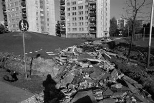 Chodník vedoucí od ZŠ 17. listopadu k Severce bude rozšířen o metr, poté bude rozdělen na stezku pro cyklisty a pro chodce.<br/> 
FOTO: DAVID MACHÁČEK
