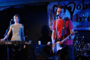 Kytarista Jakub König a jeho přítelkyně klávesistka a vokalistka Olga tvoří nejen pár, ale také většinu repertoáru kapely Obří broskev, která před týdnem hrála v Noře.<br/>
FOTO: DAVID MACHÁČEK
