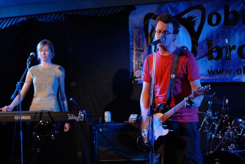 Kytarista Jakub König a jeho přítelkyně klávesistka a vokalistka Olga tvoří nejen pár, ale také většinu repertoáru kapely Obří broskev, která před týdnem hrála v Noře.<br/>
FOTO: DAVID MACHÁČEK
