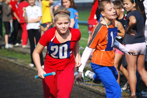 Zátopkovy štafety jsou v Kopřivnici stále oblíbené. Děti ze základních škol si to v nich rozdaly minulý týden ve čtvrtek.<br/>
FOTO: JANA FEILHAUEROVÁ
