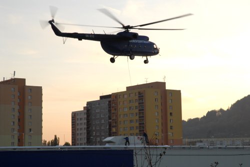 Helikoptéra usazovala v pondělí v podvečer zařízení vzduchotechniky na střechu budovy supermarketu Tesco.<br/>                                            
FOTO: DAVID MACHÁČEK
