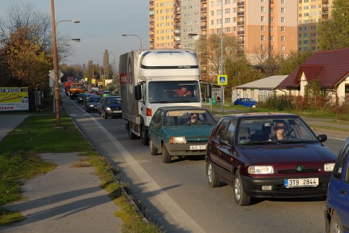 Uzavření ulice Nádražní se okamžitě projevilo na dopravní situaci v Kopřivnici. Dlouhé kolony jsou nyní v odpoledních hodinách naprosto běžné.<br/>
FOTO: DAVID MACHÁČEK
