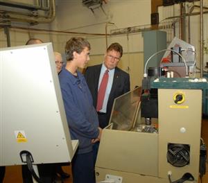 Předseda představenstva automobilky Tatra si prohlíží dílny zdejšího středního odborného učiliště. Právě na jejich dovybavení firma věnovala zhruba 750 tisíc korun.<br/> 
FOTO: DAVID MACHÁČEK
