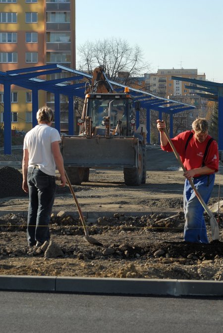 Po budoucím autobusovém nádraží se zatím místo autobusů prohání  jen stavební technika. Zprovoznění nádraží se oproti plánu odkládá o půldruhého měsíce.<br/>                                
FOTO: DAVID MACHÁČEK
