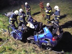 Jen hromada šrotu zbyla z osobního auta, ve kterém v pondělí  brzy ráno vyhasl lidský život na cestě mezi Kopřivnicí a Závišicemi.<br/>                                                                
FOTO: HZS TATRA KOPŘIVNICE