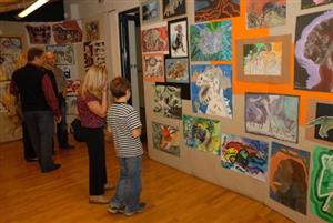 Především dinosauři letos cení zuby z vítězných výkresů soutěže Svět dobrodružství a fantazie. Organizátoři doufají, že se časem víc prosadí jiné náměty. <br/>
FOTO: DAVID MACHÁČEK
