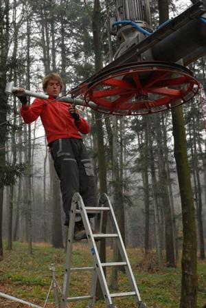 Specializovaná firma v minulém týdnu postavila na sjezdovce nový lyžařský vlek. Podle provozovatele je vše připraveno na lyžařskou sezonu, chybí jen mrazy a sníh.<br/>                        
FOTO: DAVID MACHÁČEK
