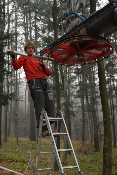 Specializovaná firma v minulém týdnu postavila na sjezdovce nový lyžařský vlek. Podle provozovatele je vše připraveno na lyžařskou sezonu, chybí jen mrazy a sníh.<br/>                        
FOTO: DAVID MACHÁČEK
