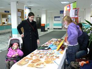 Jarmark naděje se premiérově konal v prostorách radnice. Zájem kupujících o výrobky žáků Základní školy sv. Zdislavy předčil očekávání.<br/>                                                     
FOTO: ILONA MAZALOVÁ
