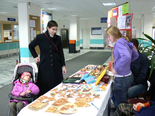 Jarmark naděje se premiérově konal v prostorách radnice. Zájem kupujících o výrobky žáků Základní školy sv. Zdislavy předčil očekávání.<br/>                                                     
FOTO: ILONA MAZALOVÁ
