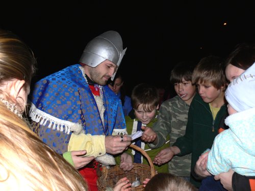 Svatý Martin byl po příjezdu do cíle lampionového průvodu u hostince Oáza v nepřetržitém obležení dětí, dokud mu z proutěného košíku nezmizely všechny sladkosti.<br/>                         
FOTO: ILONA MAZALOVÁ
