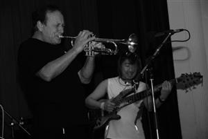 Laco Deczi s kapelou Celula New York zahrál v Katolickém domě. Organizátor koncertu chce zpestřit kulturní život objektu. Více informací o tomto plánu v příštím čísle.