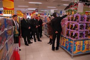 V pondělí vedení Tesca provedlo svým místním hypermarketem pozvané hosty, ode dneška už je otevřen i nakupujícím.<br/>                                                                
FOTO: DAVID MACHÁČEK
