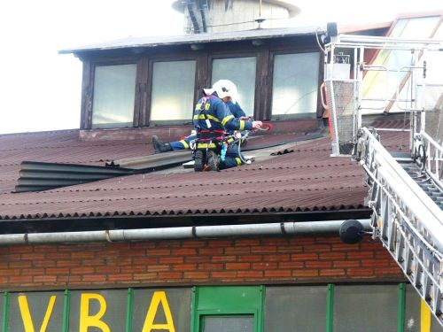 Jeden z výjezdů k odstranění škod větrné smrště byl k objektu na ulici Štefánikovu, kde hasiči provizorně opravili střechu. <br/> 
FOTO: HZS Tatra Kopřivnice
