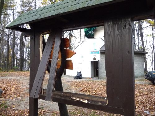 Jednou ze zničených tabulí na Lašské naučné stezce byla i tato u rozhledny na Bílé hoře. <br/> FOTO: ODBOR ŽIVOTNÍHO PROSTŘEDÍ