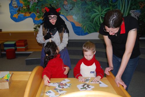 Děti v knihovně plnily v rámci čertovského dne řadu soutěžních úkolů. Na jejich splnění dohlížela čertice, která je poté obdarovala diplomem a sladkostmi.   <br/> 
FOTO: DANA HOĎÁKOVÁ
