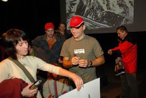 Horolezec Libor Uher si po skončení povídání o K2 prodejem plakátů a DVD vydělával na plánovanou cestu na Mount Everest.   <br/>
FOTO: DAVID MACHÁČEK
