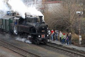 Mikulášský parní vlak dorazil letos do Štramberka s malým zpožděním, ale romantické páru chrlící mašince to desítky přihlížejících lidí jistě odpustily.  <br/>     
FOTO: DAVID MACHÁČEK
