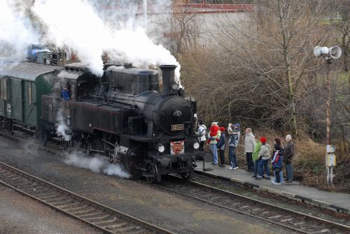 Mikulášský parní vlak dorazil letos do Štramberka s malým zpožděním, ale romantické páru chrlící mašince to desítky přihlížejících lidí jistě odpustily.  <br/>     
FOTO: DAVID MACHÁČEK
