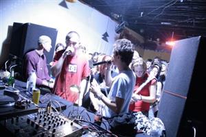 MC Wasem a Emryo při páteční taneční párty Zlámaný Mikuláš. Už třetí pokračování akce se těšilo velkému zájmu publika.<br/>         
FOTO: Archiv
