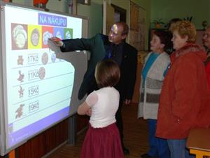 Nové interaktivní tabule ve třídách mošnovské základní školy zaujaly také tamního starostu Romana Mácu. Lidé si je mohli vyzkoušet v rámci dne otevřených dveří.<br/>                  
FOTO: ILONA MAZALOVÁ
