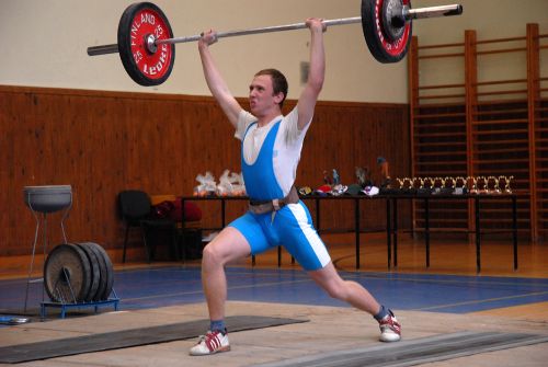 Kopřivnický vzpěrač Martin Mičulek vybojoval v domácí Velké ceně v kategorii juniorů do 17 let třetí místo. V trhu zvedl 70 kg, v nadhozu 85 kg.<br/>                                                      
FOTO: DAVID MACHÁČEK
